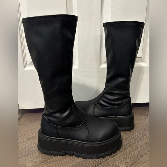 NWOB Demonia Slacker-200 Boots Size 9